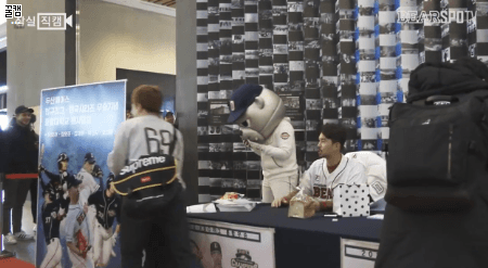 파일:오재원 식빵.gif