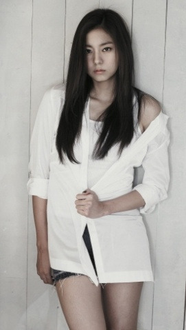 파일:유이 꿀벅지2.jpg