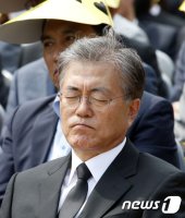 파일:웃음참기.jpg