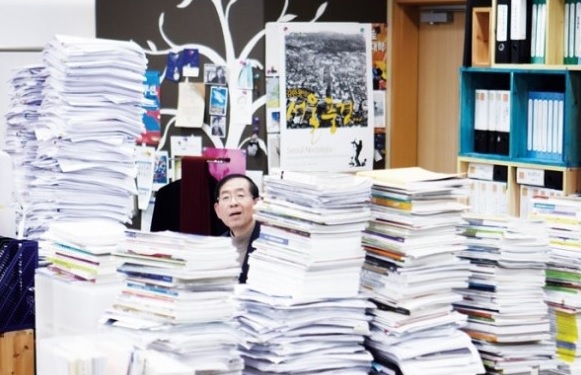 파일:일중독자의 책상.jpg