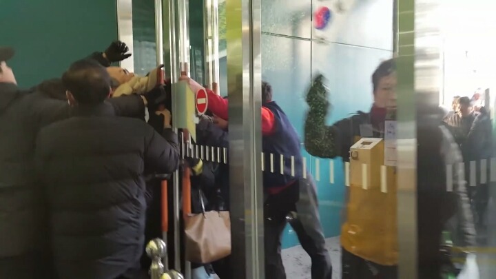 파일:박사모 무단난입.jpg