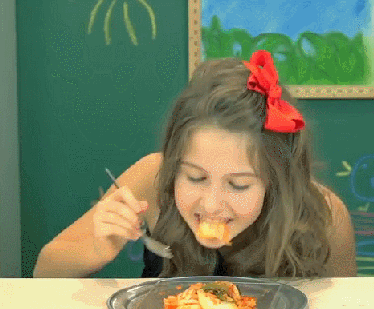 파일:RS 김치를 처음 먹어본 외국 어린이의 반응.gif