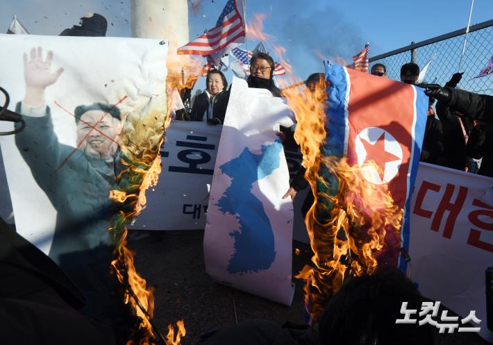 파일:만경봉 김정은 화형.jpg