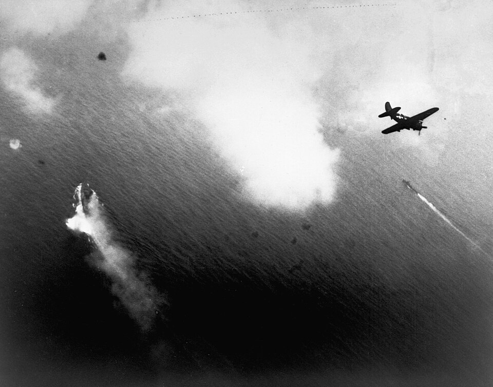 파일:Japanese-battleship-yamato-burning-and-under-attack-by-us-news-photo-1578080661.jpg