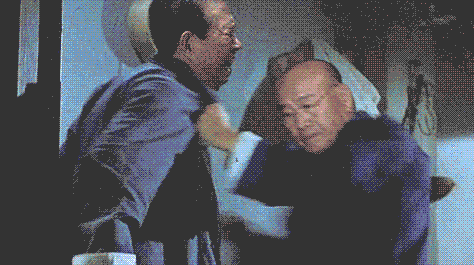 파일:쳐맞는 김대중.gif