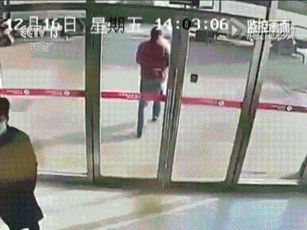 파일:짱깨국에서 돈을 떨어뜨리면.gif