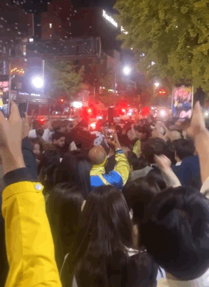 파일:인싸들의 집단광기.gif