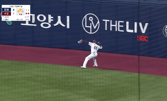 파일:한동희 몸통박치기.gif