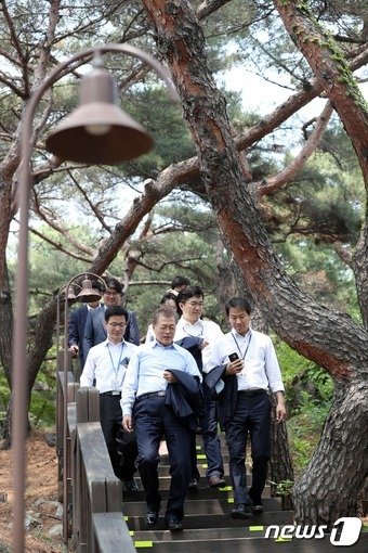 파일:간첩들 산 타고 내려오는 사진.jpg