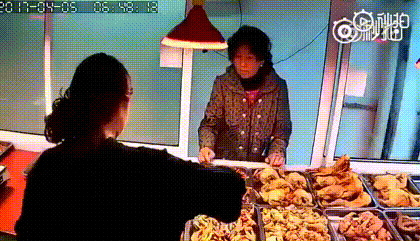 파일:바퀴벌레가 먹이 훔치는 모습.gif