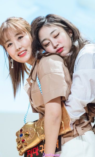 파일:180428 KBS미디어센터 팬사인회에서 이수정.jpg