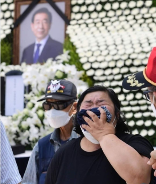 파일:원숭이 분향소에서 오열.PNG